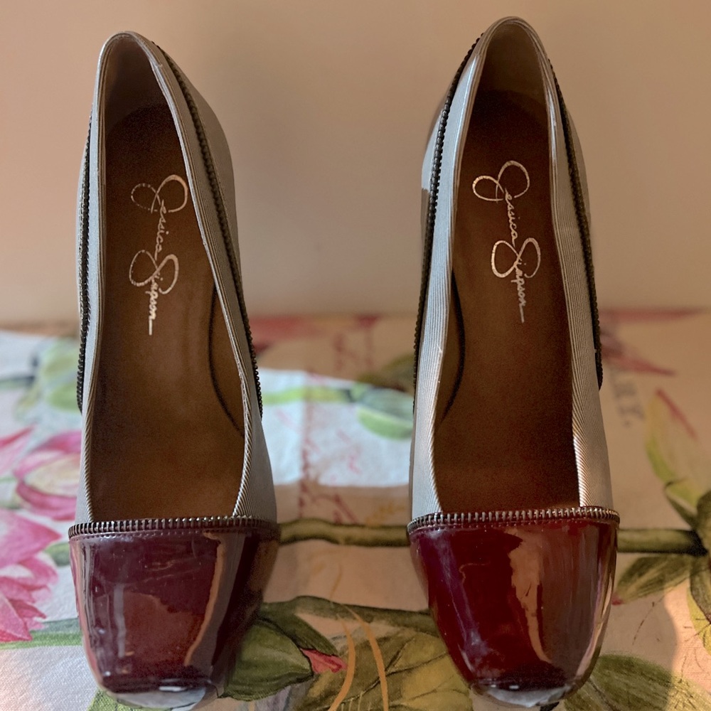 Unique style pump, size 9